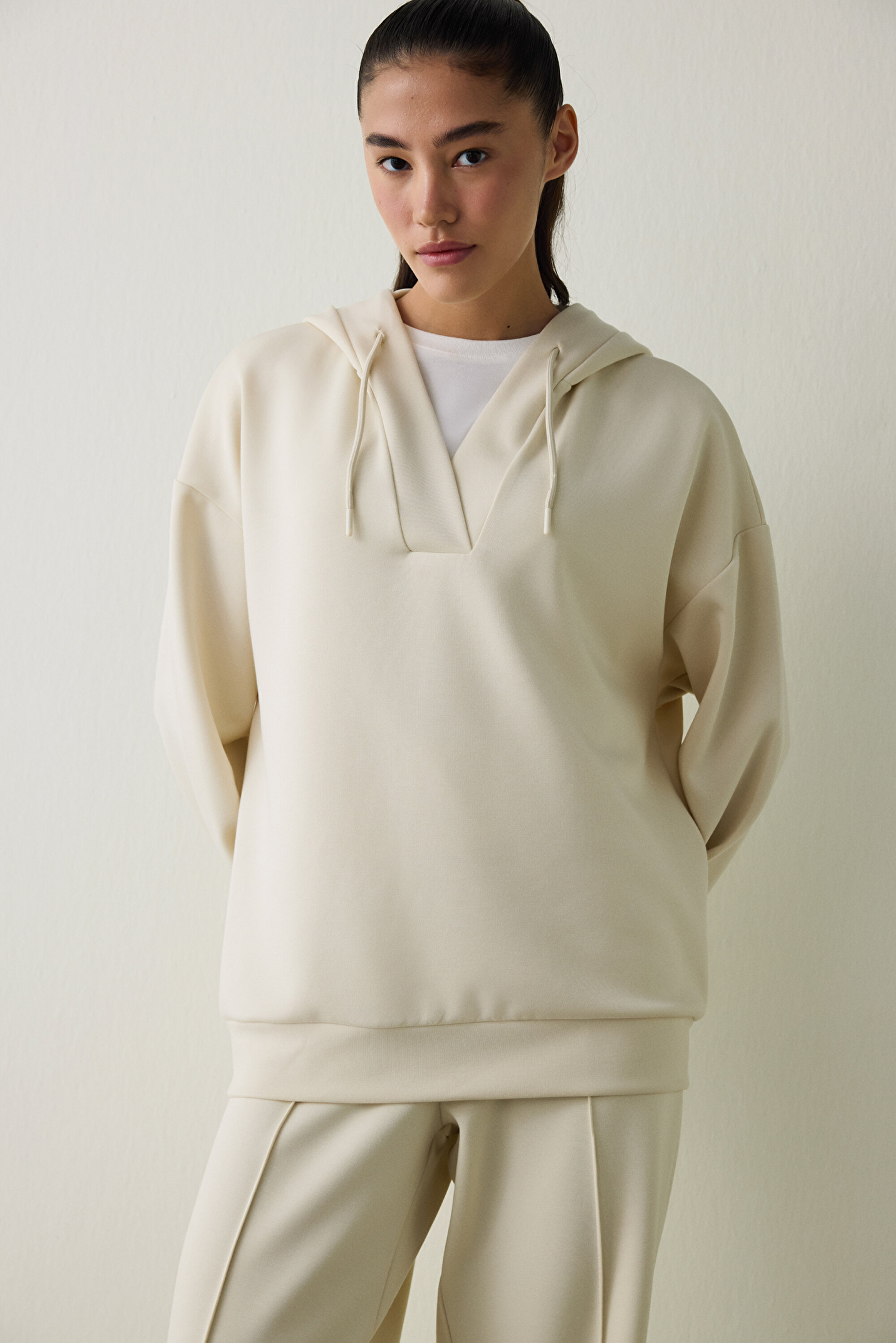 Bej Silky Feel Oversize V Yaka Kapüşonlu Sweatshirt PH6E7J5T25SK