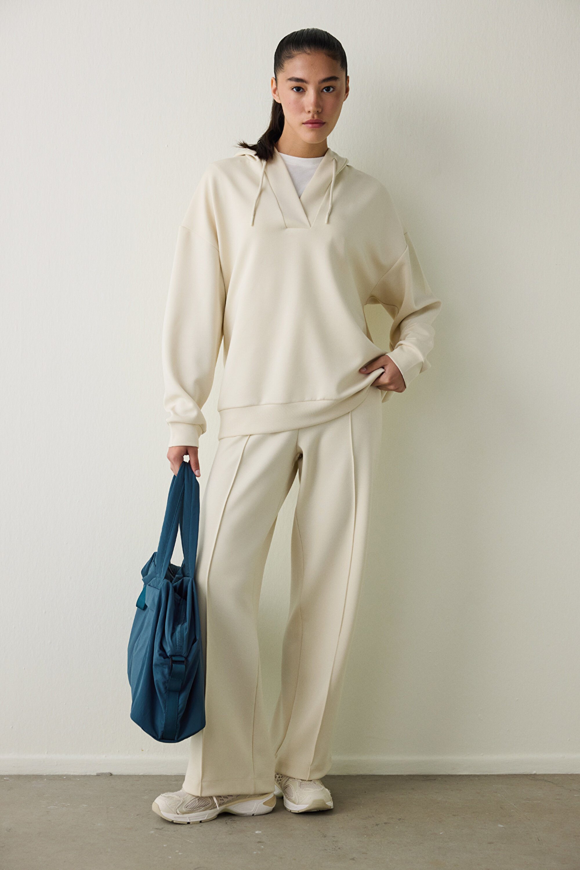 Bej Silky Feel Oversize V Yaka Kapüşonlu Sweatshirt PH6E7J5T25SK