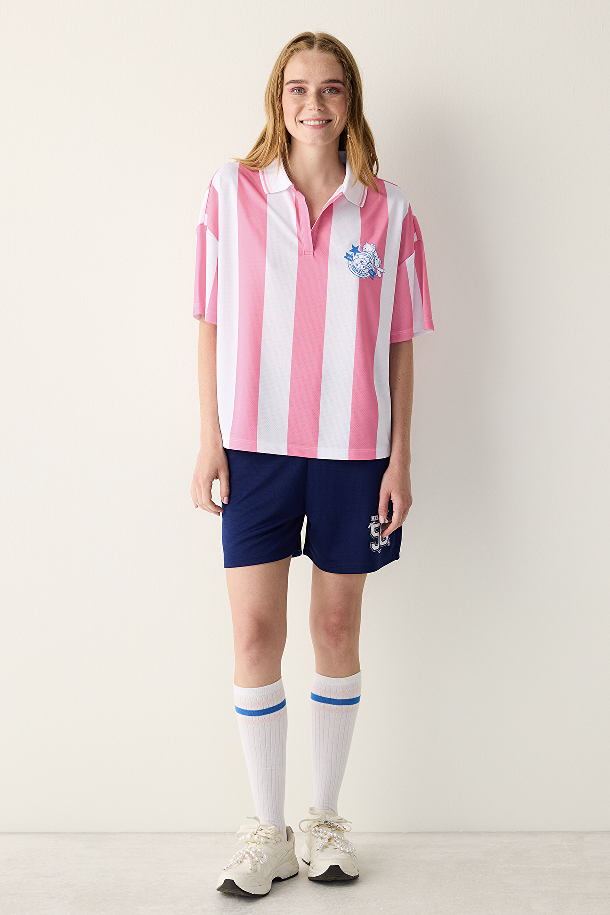 Pembe Çizgili Sanrio Baskı Oversize Futbol Tişört PHIFW7UF24SK-BGP