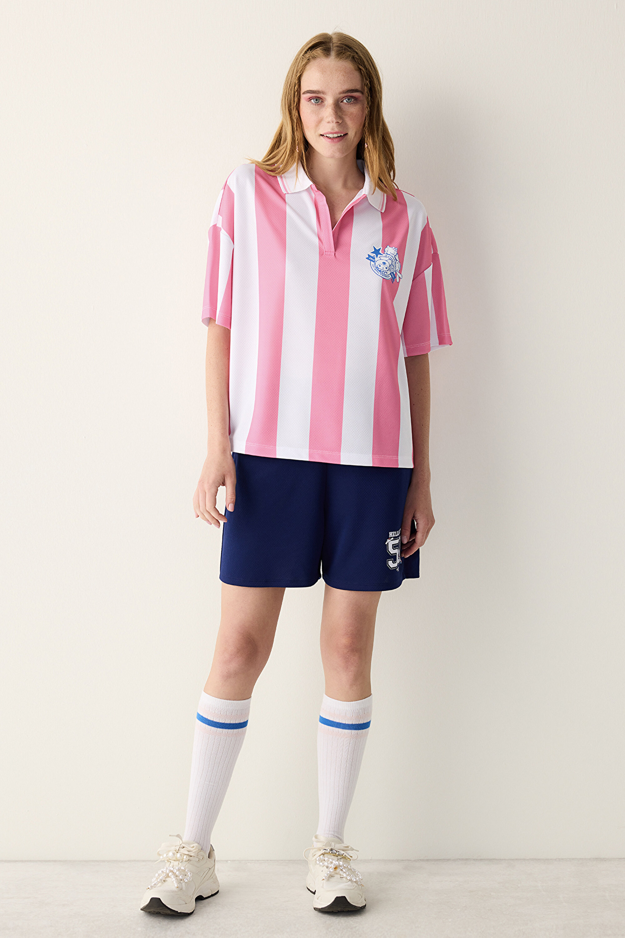 Pembe Çizgili Sanrio Baskı Oversize Futbol Tişört PHIFW7UF24SK-BGP