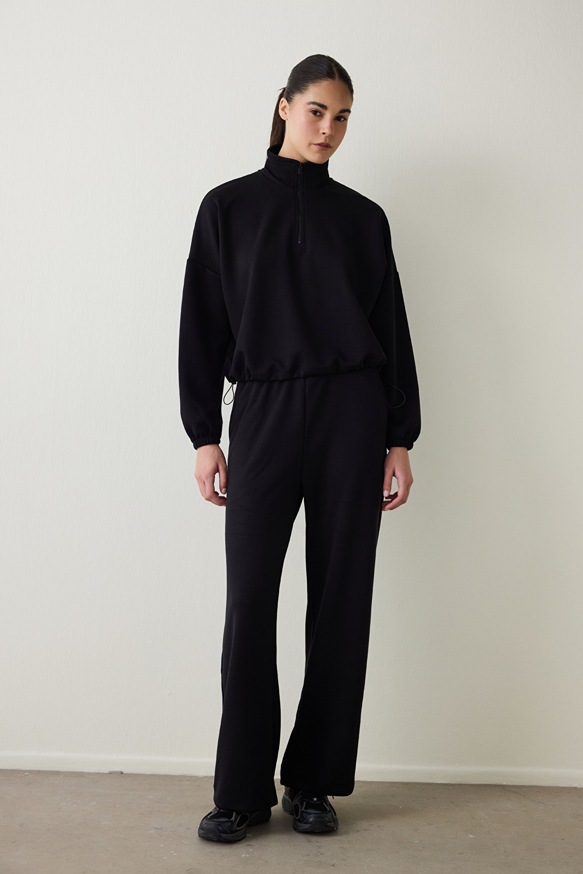 Siyah Silky Feel Dik Yaka Crop Sweatshirt PHQKT9T225SK-BK3 - Siyah