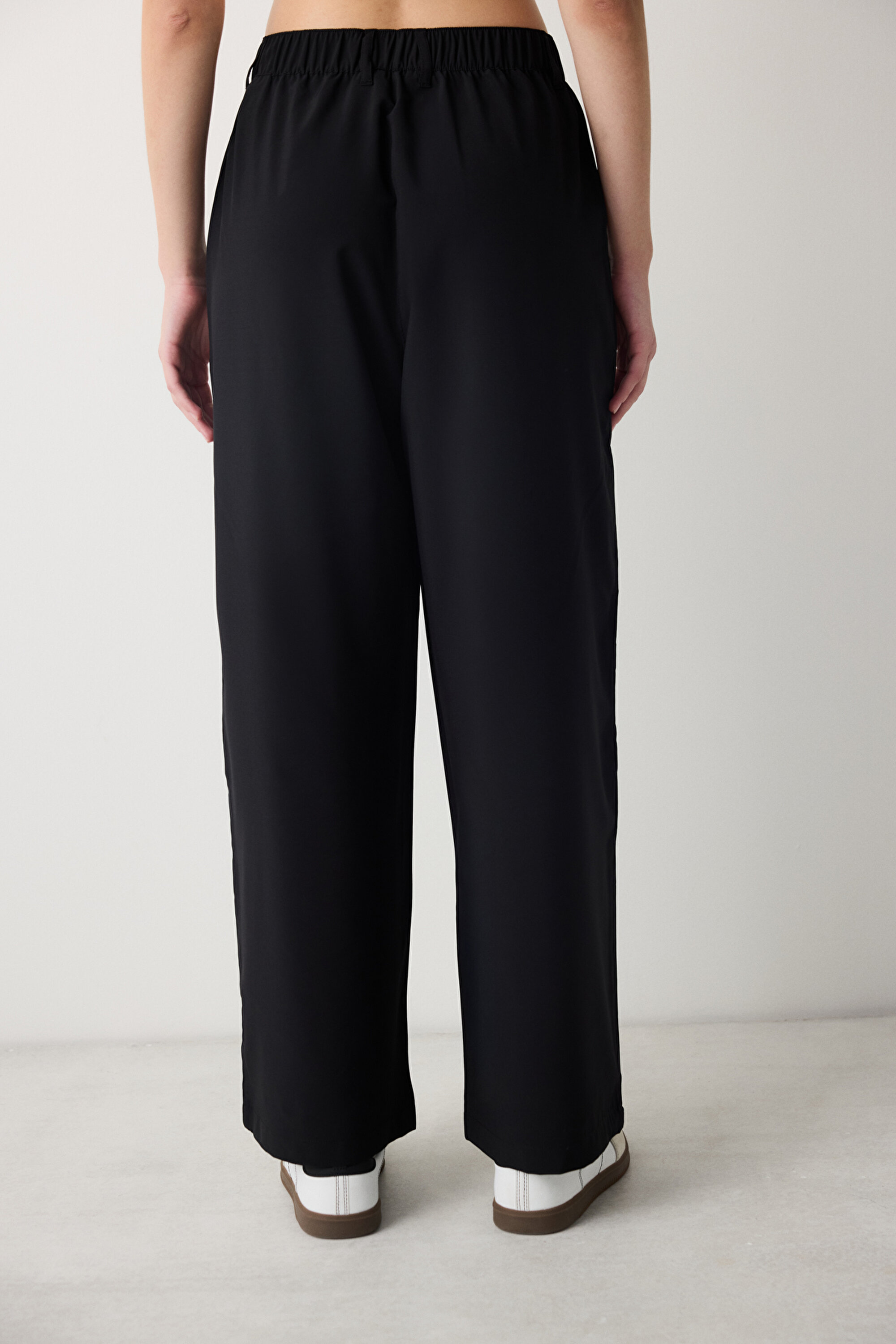 ＴＩＧＨＴ ＦＩＴＴＩＮＧ ＰＡＮＴＳ Terraced Wide Leg Pant in Charcoal