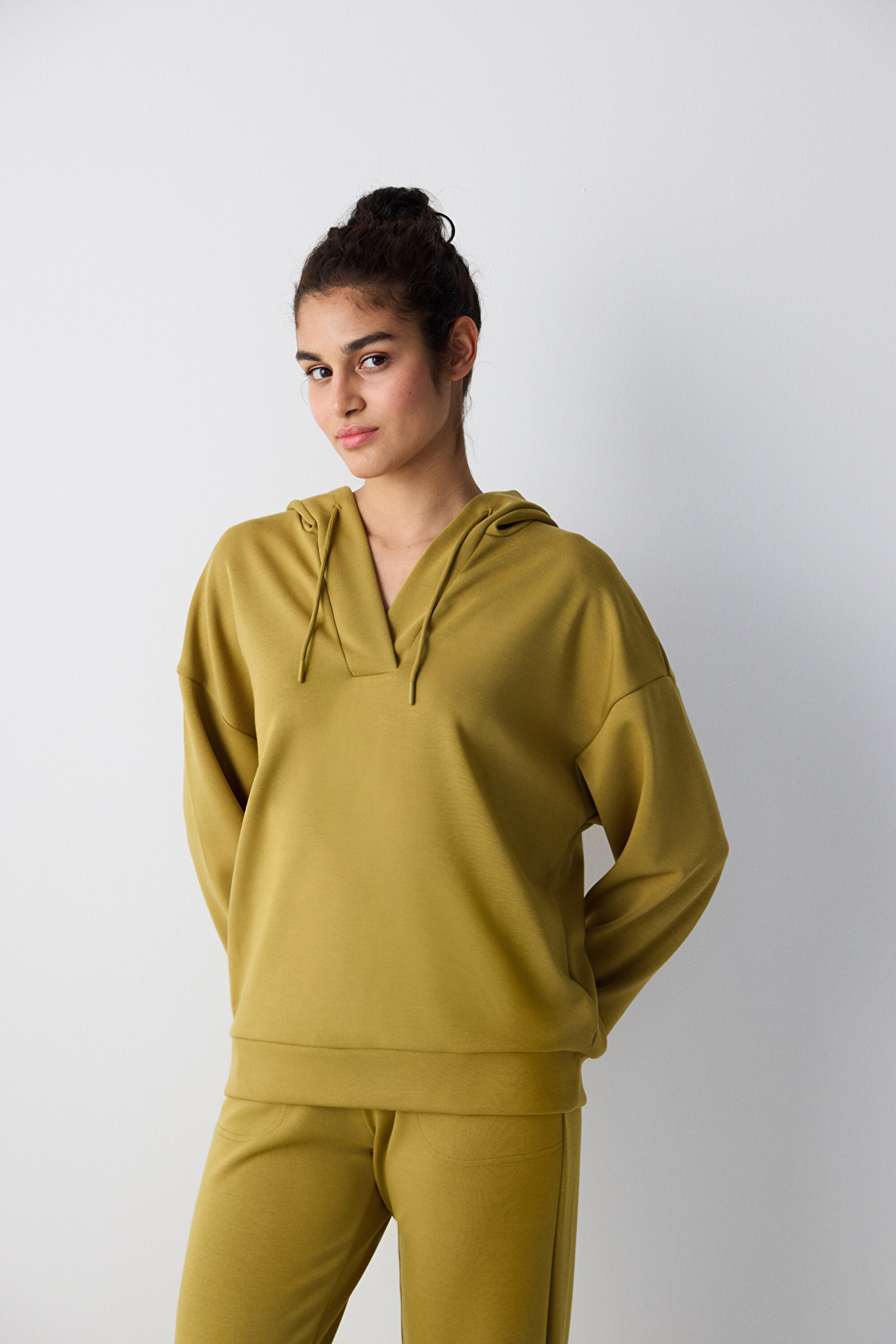 Hardal Renk V Yaka Kapüşonlu Silky Touch Sweatshirt PHZMWPLK24SK