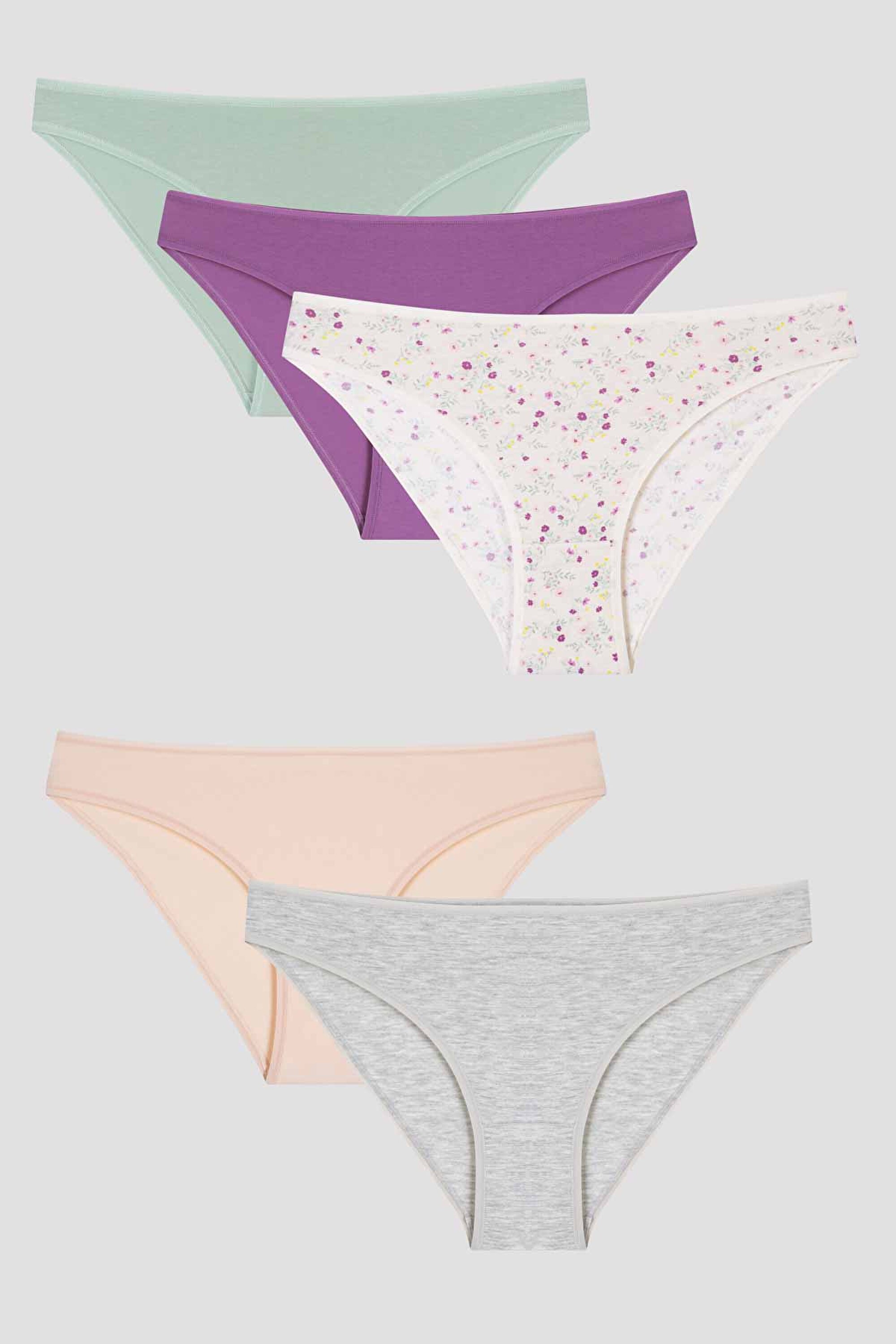 Pastel rangdagi külotsiz qiz Pastel rangdagi külotsiz qiz