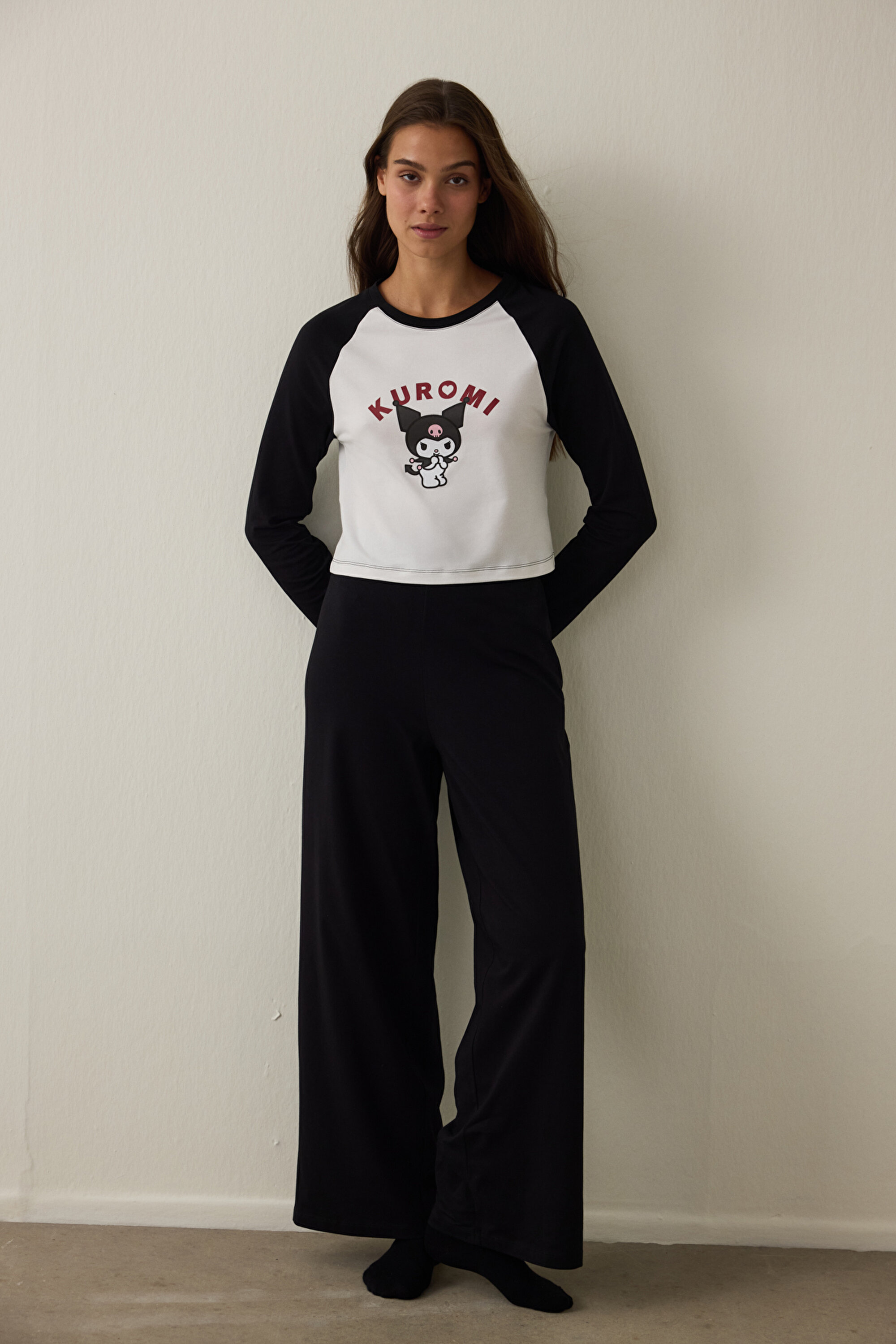 Kırık Beyaz Kuromi Baskılı Kayık Yaka Pamuklu Uzun Kollu Pijama