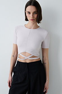 Önü Çapraz Detaylı Pastel Pembe Crop Tişört