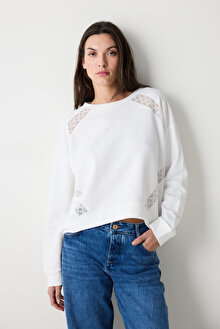 Beyaz Bisiklet Yaka Nakış Detaylı Sweatshirt