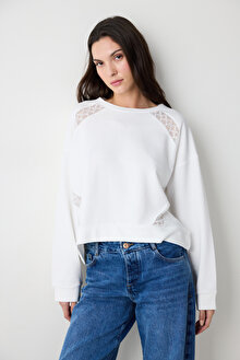 Beyaz Bisiklet Yaka Nakış Detaylı Sweatshirt_1