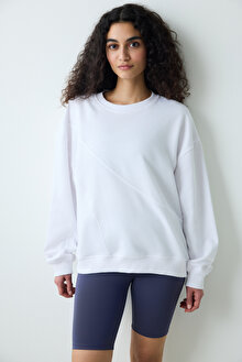 Beyaz Kavisli Dikişli Rahat Kesim Sweatshirt