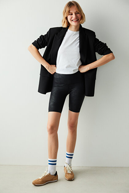 Siyah Deri Görünümlü Kısa Tayt