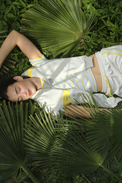 Açık Mavi Bozkır Lalesi Bisiklet Yaka Pamuklu Çizgili Crop Tişört - Inspired by Flora