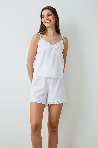 Optik Beyaz Alia Dantelli V Yaka Pamuklu Ayarlanabilir Askılı Şortlu Pijama Takımı