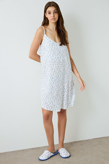 Optik Beyaz Lilah Çiçekli V Yaka Ayarlanabilir Askılı Gecelik