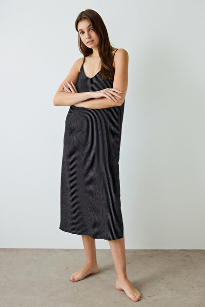 Siyah Çizgili V Yaka Ayarlanabilir Askılı Gecelik