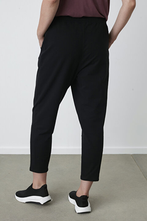 Trim Detailed Jogger - 4