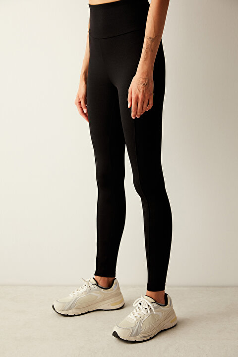 Baland poshnali leggingsdagi sexy qizlar Baland poshnali leggingsdagi sexy qizlar