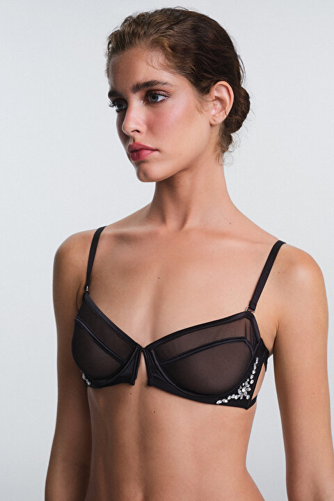 Qizlarning kokragi sutyensiz titraydi. Qizlarning kokragi sutyensiz titraydi.