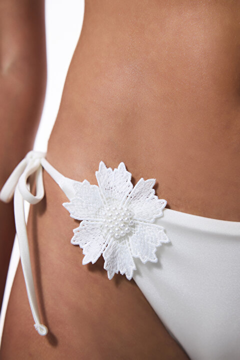 Adeline Çiçek Aksesuarlı Beyaz Bikini Altı - Gamze Erçel Koleksiyonu - 3