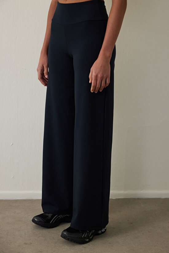 Siyah Termal Etkili Düz Paça Cepli Yüksek Bel Pantolon - 3