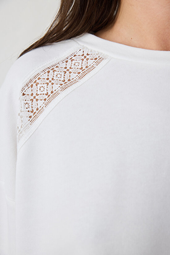 Beyaz Bisiklet Yaka Nakış Detaylı Sweatshirt - 3