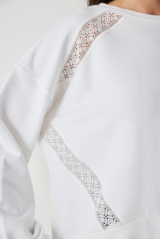 Beyaz Bisiklet Yaka Nakış Detaylı Sweatshirt - 4