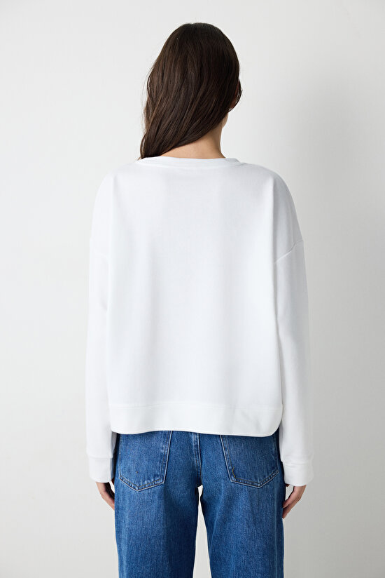 Beyaz Bisiklet Yaka Nakış Detaylı Sweatshirt - 5