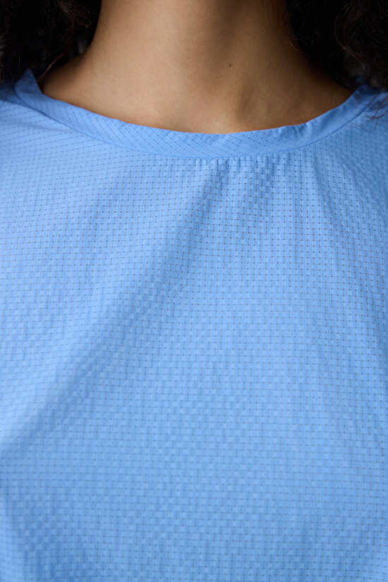 Mavi Sırt Detaylı Tişört - 4