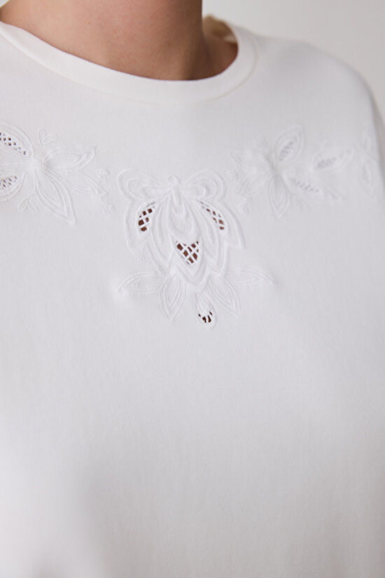 Beyaz Nakış Detaylı Oversize Pamuk  Tişört - 3