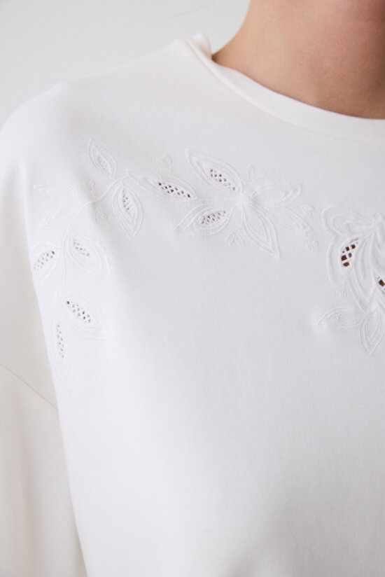 Beyaz Nakış Detaylı Oversize Pamuk  Tişört - 4