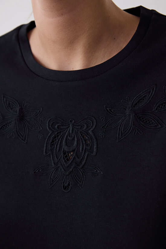 Siyah Nakış Detaylı Oversize Pamuk  Tişört - 3
