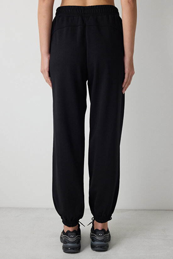 Siyah Yüksek Bel Kavisli Dikiş Detaylı Lastikli Paça Eşofman Altı - 3