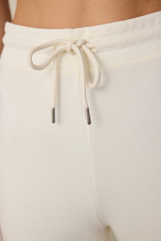 Beyaz Bağlama Detaylı Orta Bel İspanyol Paça Eşofman Altı - 4