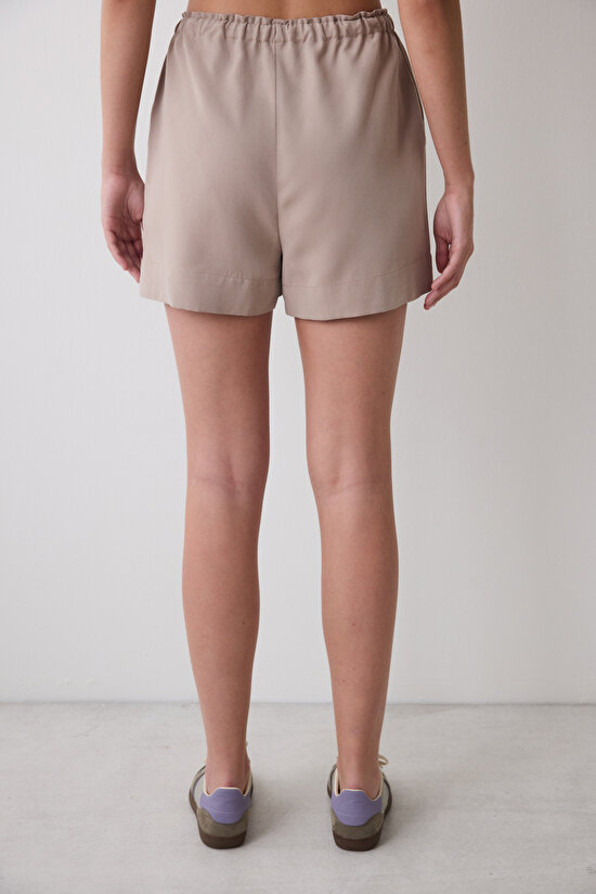 Koyu Plise Detaylı Koyu Bej Şort - 3