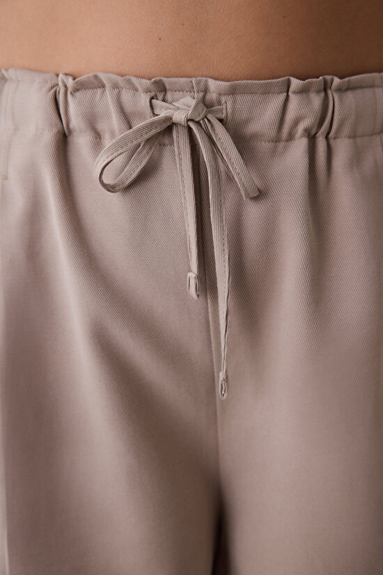 Koyu Plise Detaylı Koyu Bej Şort - 4