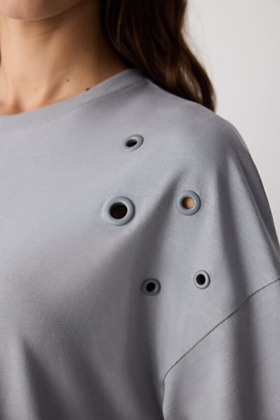 Gri Omuz Aksesuarlı Verla Tişört - Saude Koleksiyonu  - 4