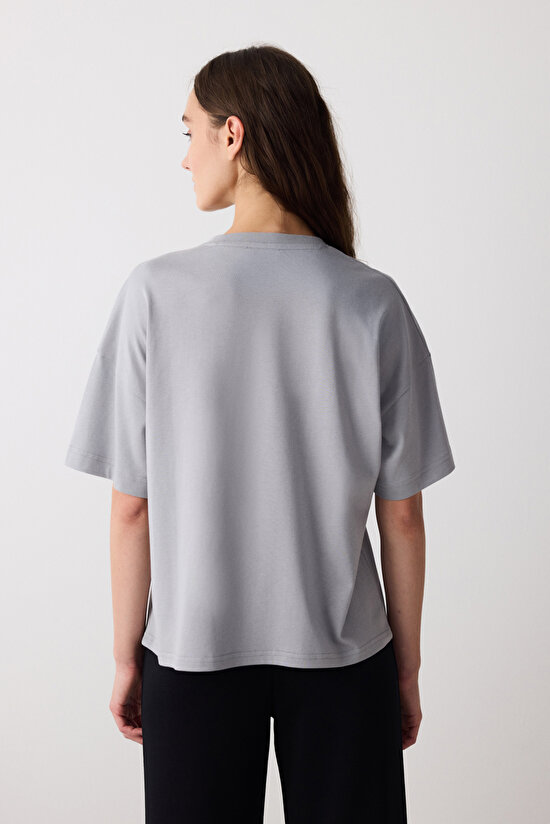 Gri Omuz Aksesuarlı Verla Tişört - Saude Koleksiyonu  - 5