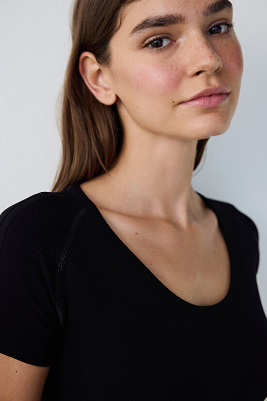 Siyah Dikişsiz Slim Fit Kısa Kollu Crop Spor Üst - 3