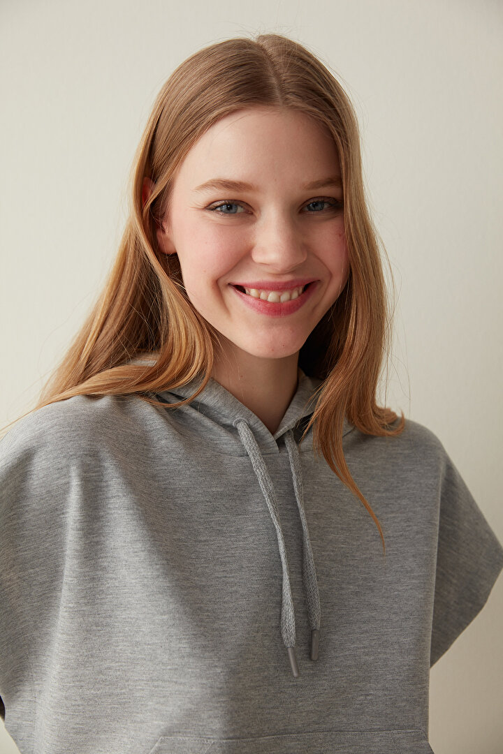 Gri Kısa Kollu Kapüşonlu Sweatshirt - 2