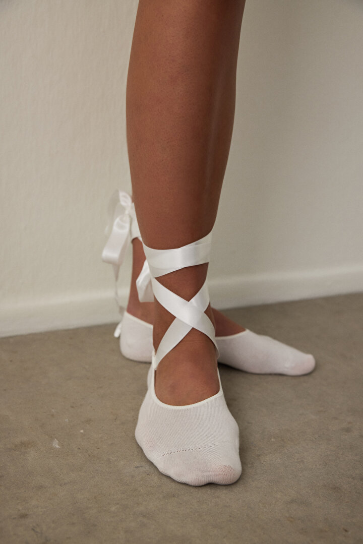 White Non-Slip Sole Ballerina Ribbon Detailed Pilates & Yoga Socks - 1