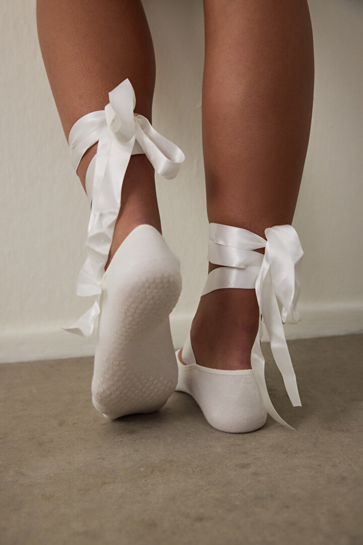 White Non-Slip Sole Ballerina Ribbon Detailed Pilates & Yoga Socks - 2