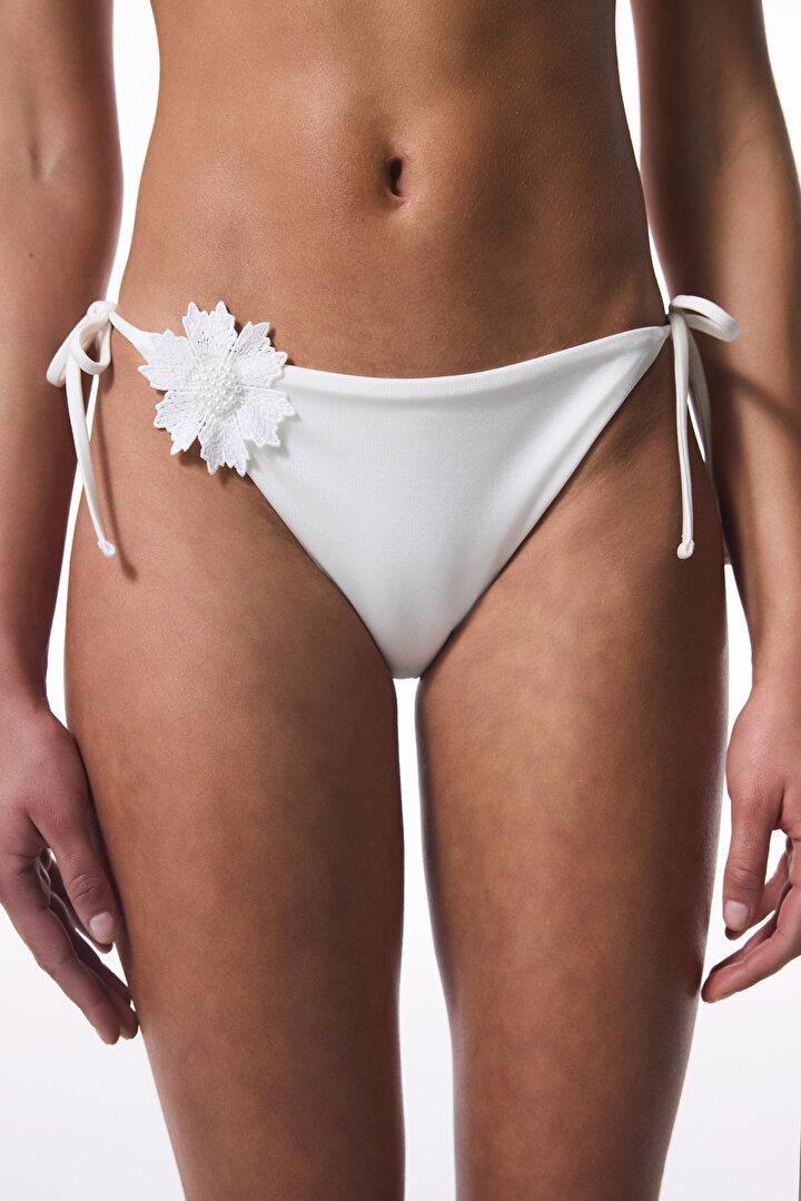 Adeline Çiçek Aksesuarlı Beyaz Bikini Altı - Gamze Erçel Koleksiyonu - 1