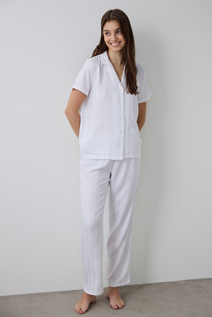 Optik Beyaz Aria Saten Gömlek Yaka Kısa Kollu Pijama Takımı - 1
