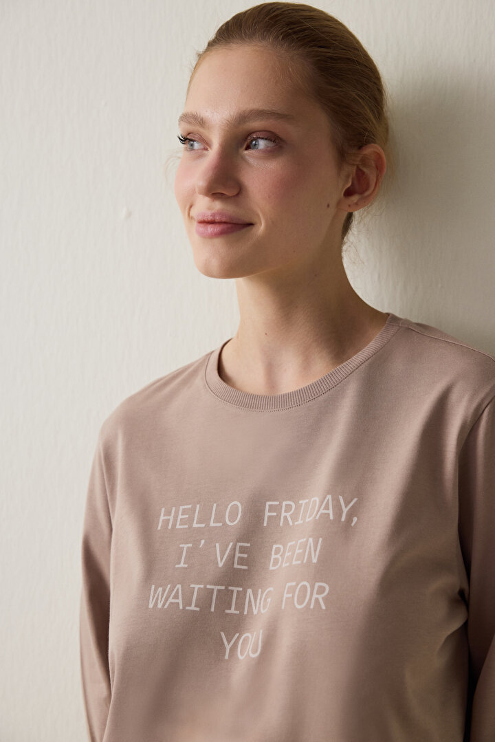 Koyu Bej Hello Friday Baskılı Bisiklet Yaka Uzun Kollu Pijama Üstü - 2