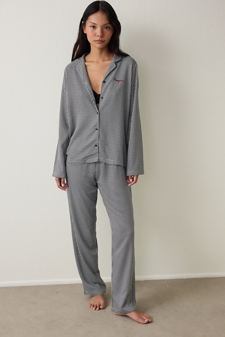 Siyah Bonjour Ekoseli Nakış Detaylı Gömlek Yaka Pijama Takımı - 1